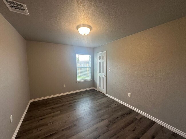 Building Photo - 3Bed/2Bath