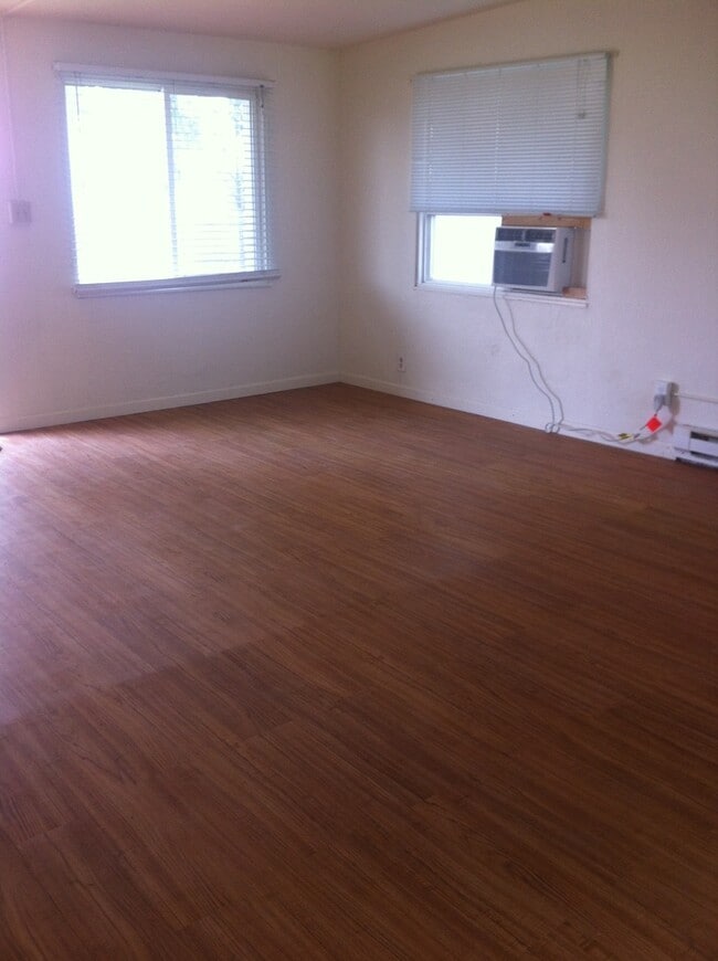 Building Photo - Tidy 2 bedroom 1 bath with fenced backyard