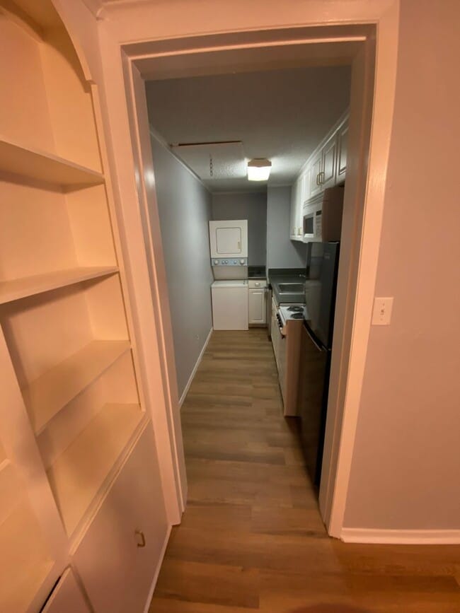 Building Photo - Charming 1 Bed, 1 Bath Condo Near University