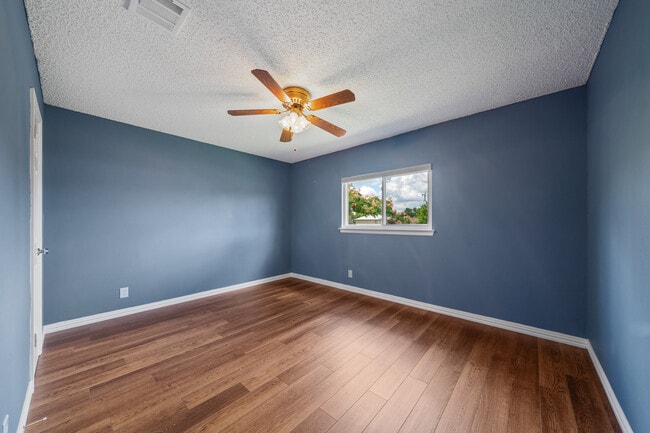 Building Photo - 4527 Stradford Pl