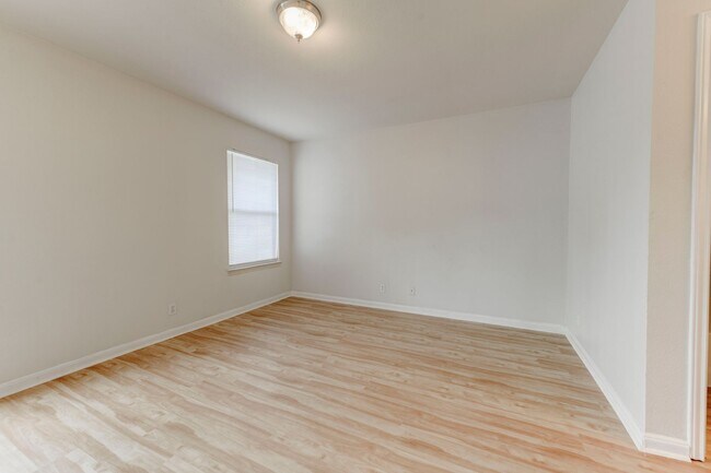 Building Photo - 3301 El Salido Pkwy