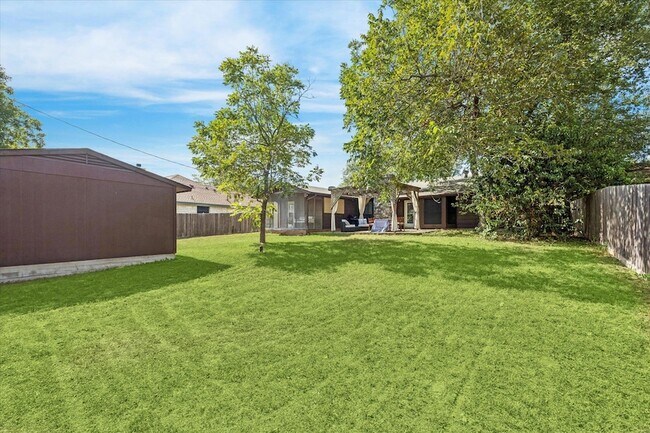 Building Photo - 908 Riddlewood Dr