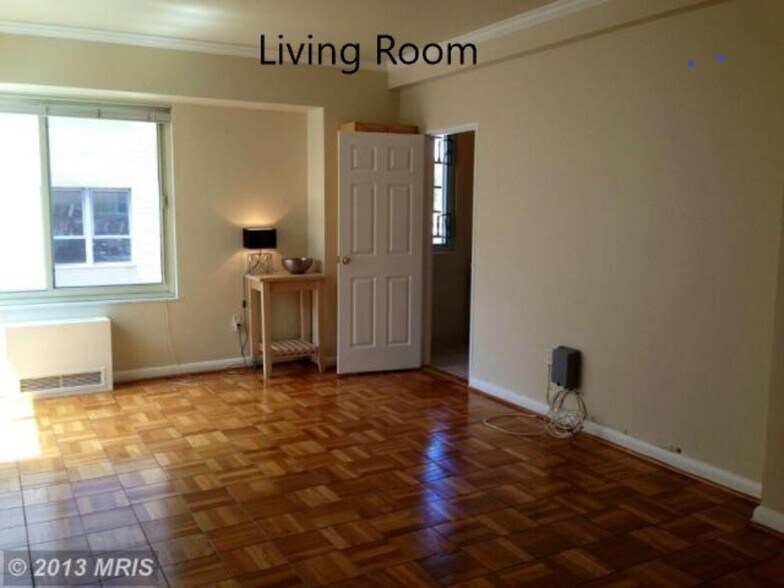 Huge Living Room - 1727 Massachusetts Ave NW