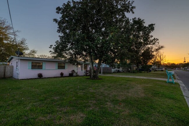 Building Photo - 106 N 17th Ave S
