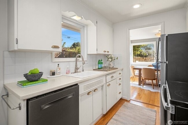 Building Photo - 5606 59th Ave NE