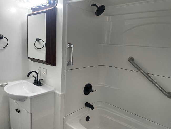 Building Photo - 242 N Hamilton St