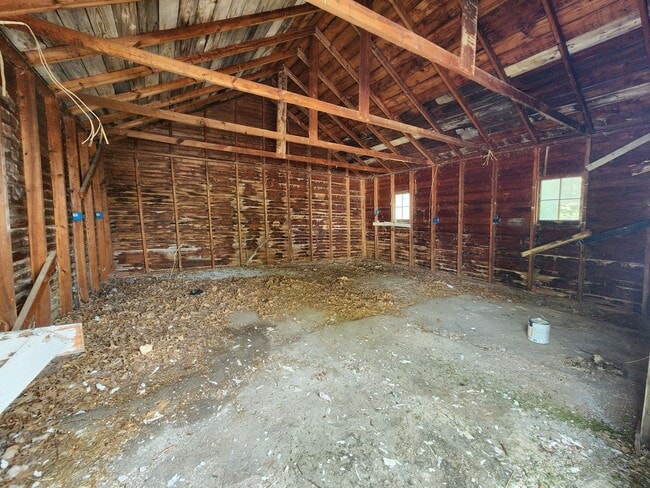 Building Photo - Spacious 5-Bedroom, 2-Bathroom Home AVAILA...