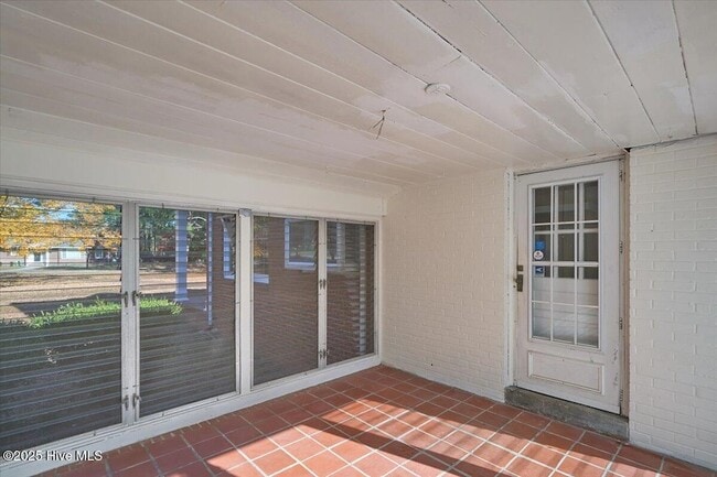 Building Photo - 300 Dogwood Ln