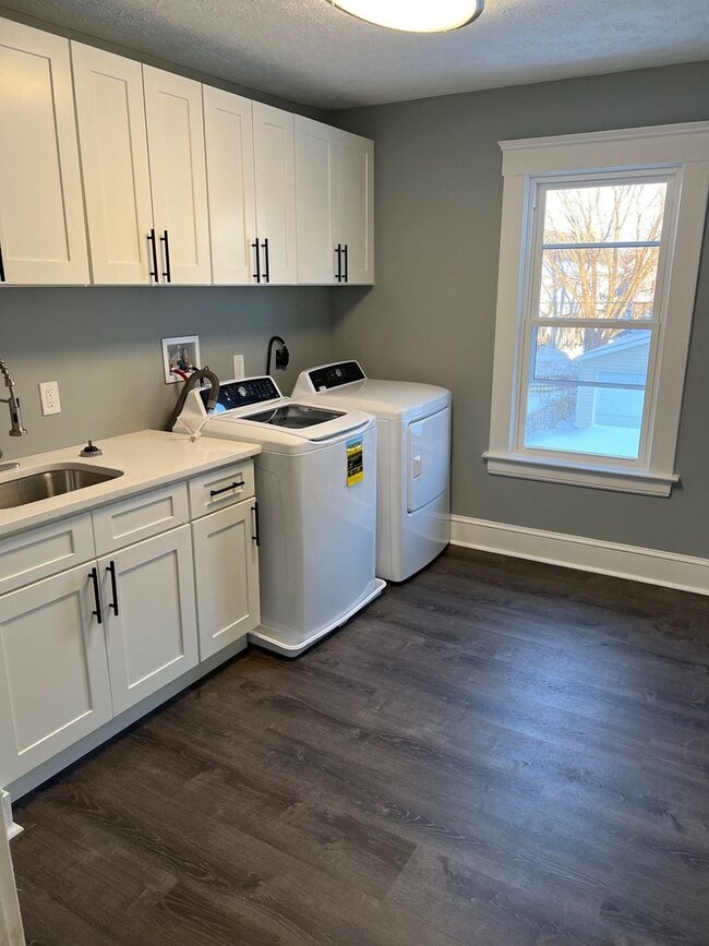 Building Photo - Gorgeous 4 bd, 2.5 bth Lakewood Stunner!
