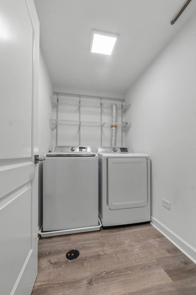 Building Photo - 3255 W Leland Ave