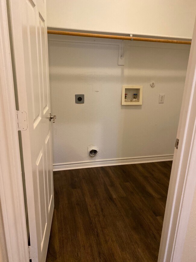 Separate Laundry - 1304 Vistawood Dr