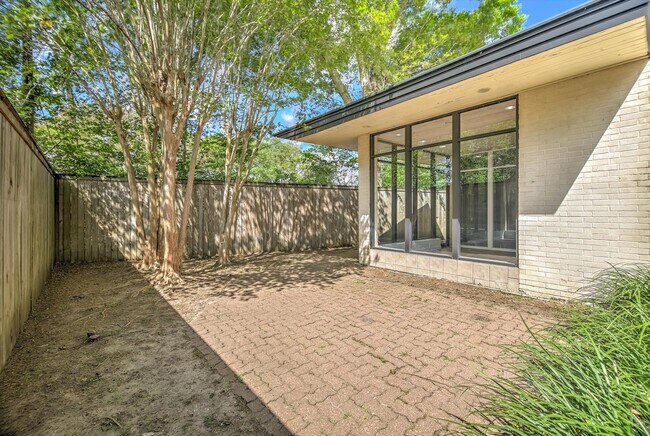 Building Photo - 147 Valley Dr