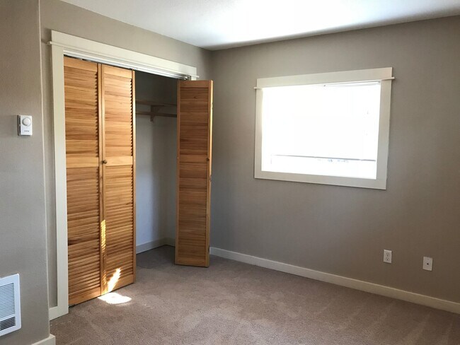 Building Photo - 2x2 with Loft! Walk to Harney Elementary! ...