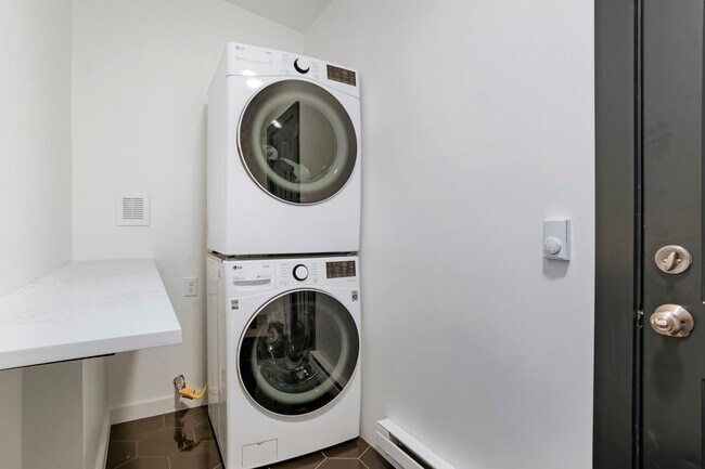 Building Photo - 469 Delaware St