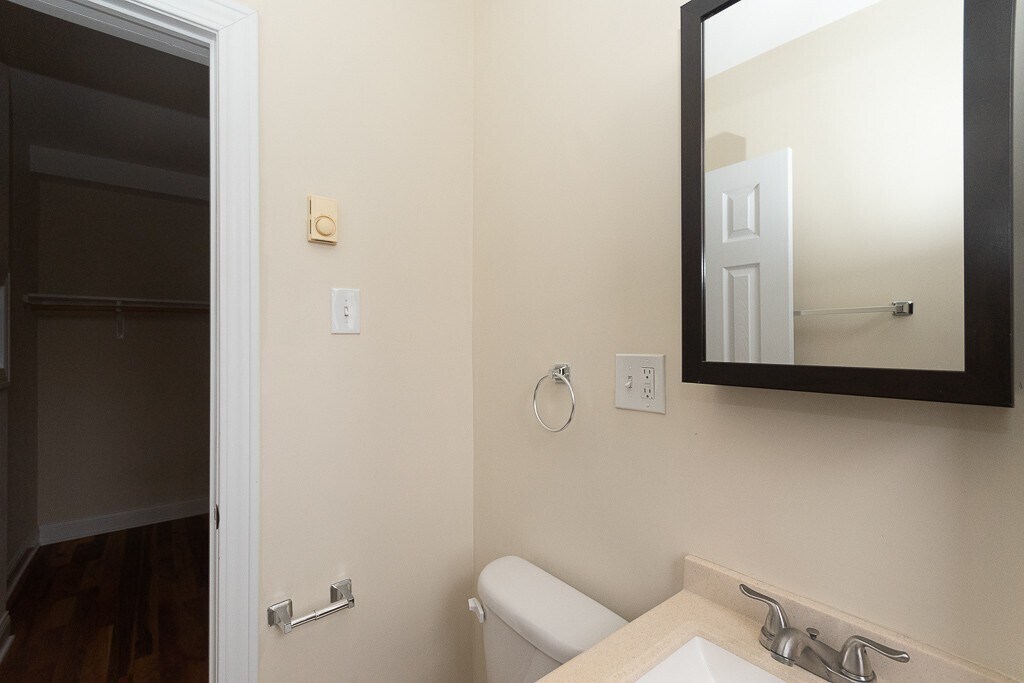 Building Photo - 823 W Diversey Pkwy