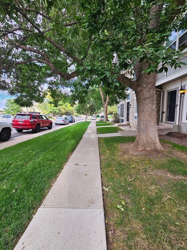 Building Photo - Spacious 2 Bed Townhome w/ Fenced Yard & N...
