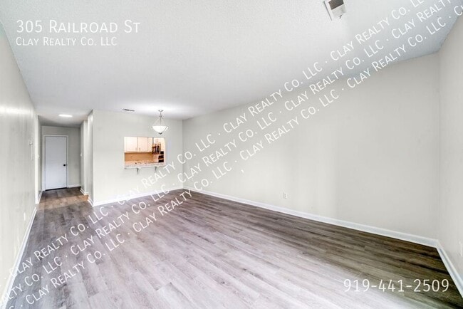Building Photo - 305 Railroad St
