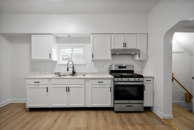 Primary Photo - Stunning 3 bedroom home in Pittsburgh avai...