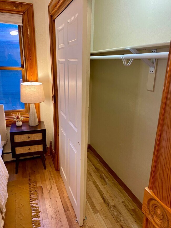 Building Photo - Sunny, Cozy 1 Bedroom Condo - Available for Move-in Now!