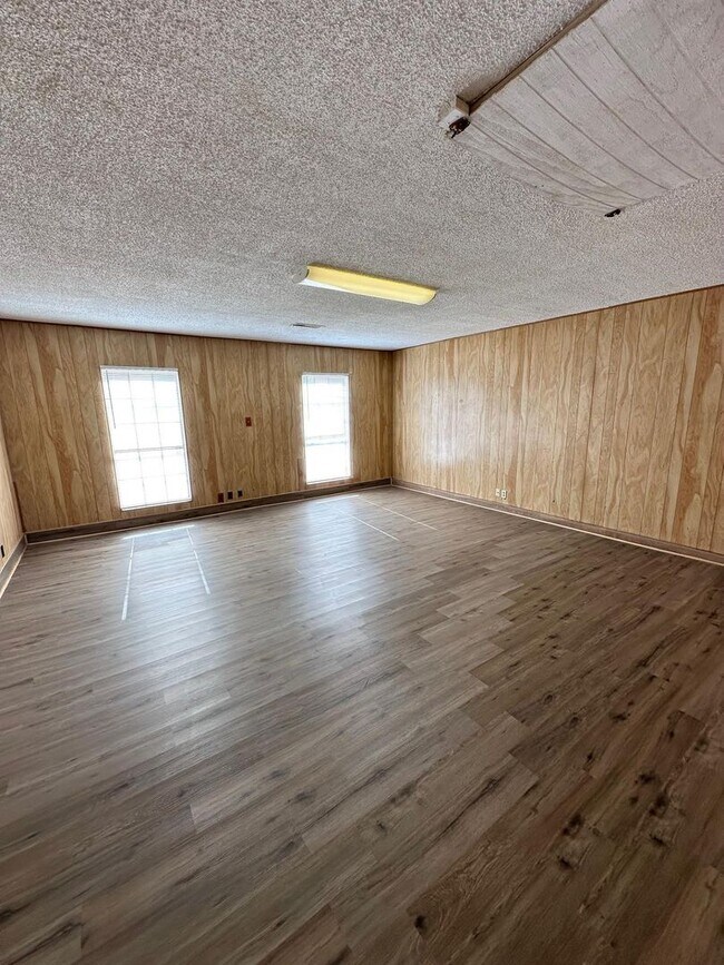 Building Photo - 3 Bed 2 Bath Ready To Rent ASAP!