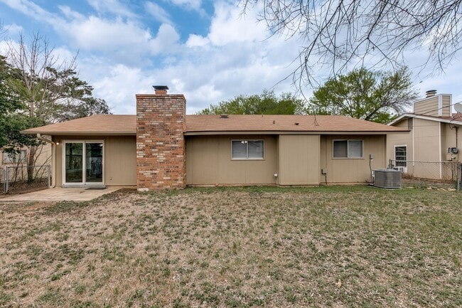 Building Photo - 4-BEDROOM NEAR THE MEDICAL CENTER!