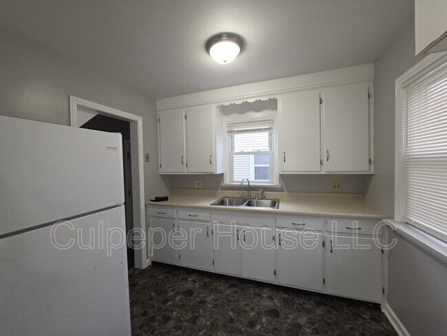 Building Photo - 530 Mayfair Blvd