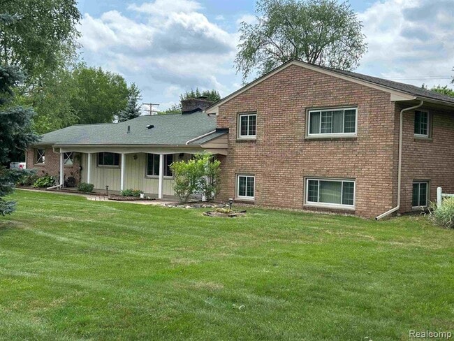 Primary Photo - 5940 Burnham Rd