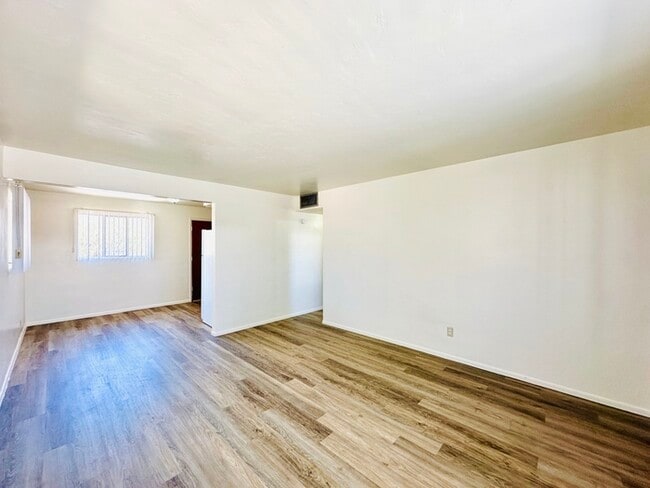 Building Photo - $400 Off Move In Special! Spacious 1 Bedro...