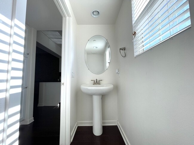 Building Photo - Luxurious Townhome in Gated Private Community