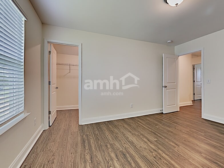 Building Photo - 107 Parkside Blvd