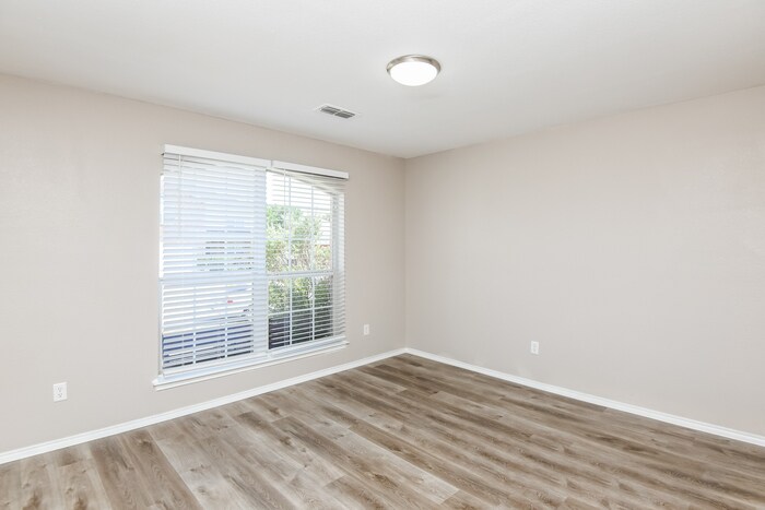 Building Photo - 420 Heritage Dr