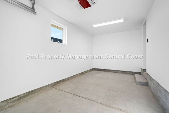 Building Photo - AVAILABLE OCTOBER  - Stunning Townhome in ...