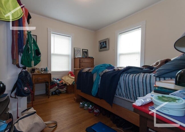 Building Photo - 2BR 1Bth unit. Great location! Porch!