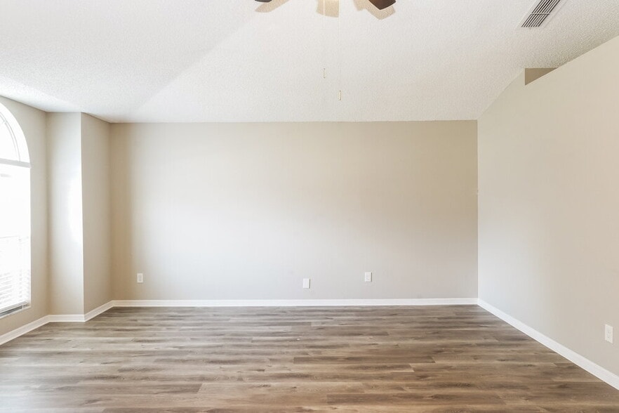 Building Photo - 1917 Excalibur Dr