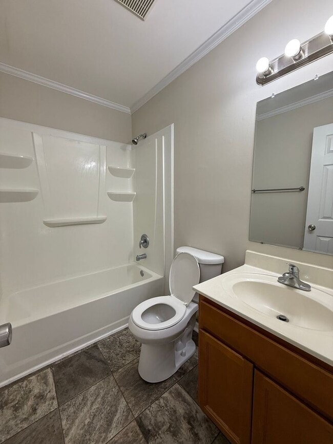 Building Photo - Nice 2 bedroom duplex