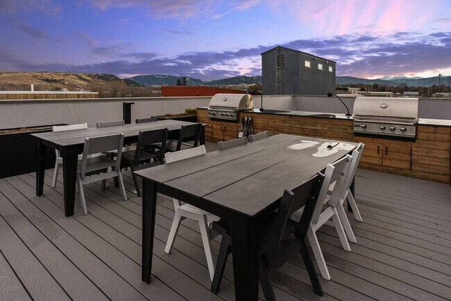 Building Photo - 221 E Oak St