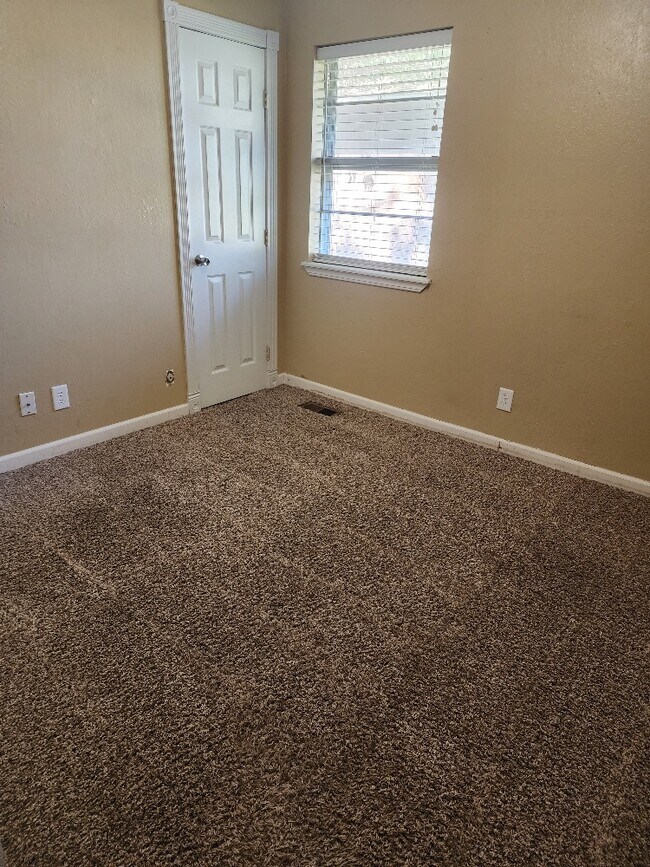 Building Photo - 4906 Yorkshire Dr