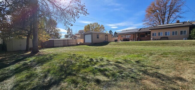 Building Photo - Charming Country Living Home with Modern Amenities!