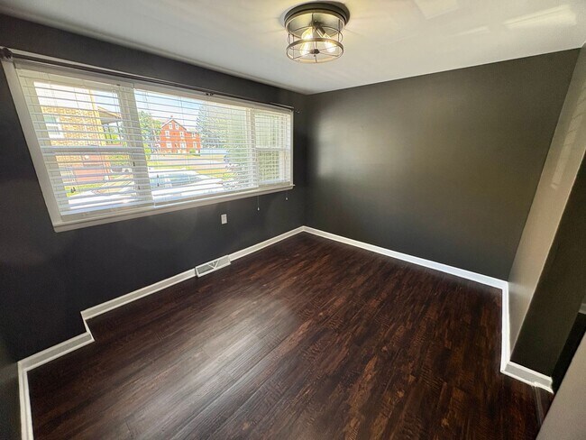 Building Photo - 4 Bedroom 2 Bathroom in Harrisburg!