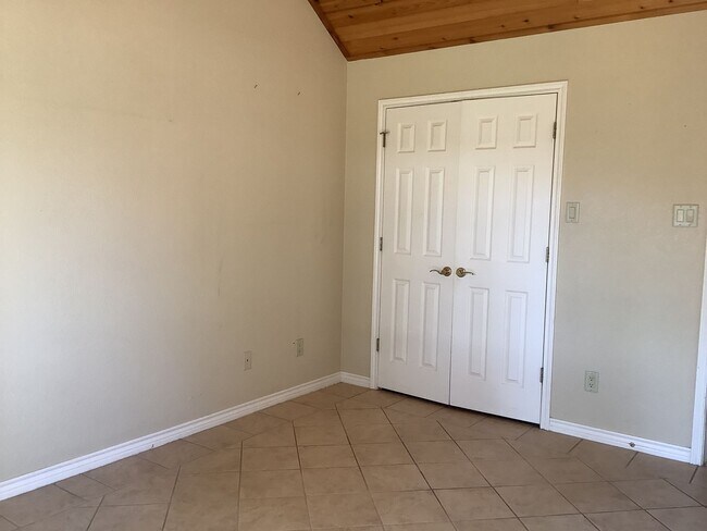 Building Photo - 409 S Rhomberg St