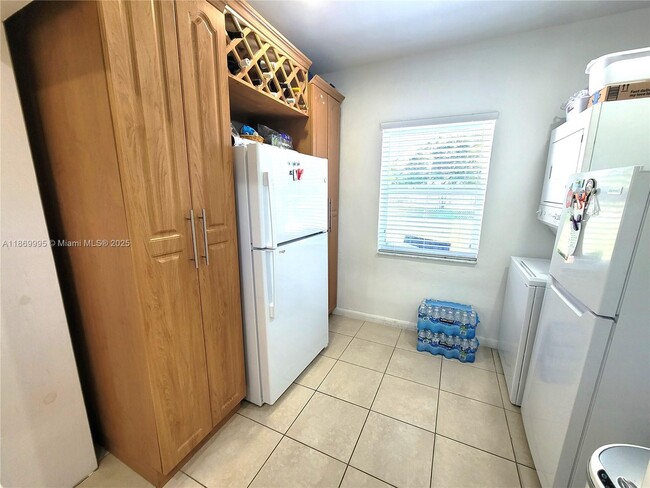 Building Photo - 8839 SW 28th St