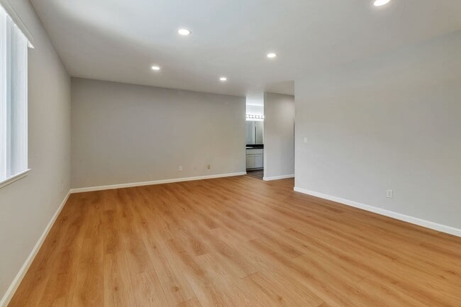 Building Photo - 3-Bedroom 2.5-Bathroom Santa Clara Townhome