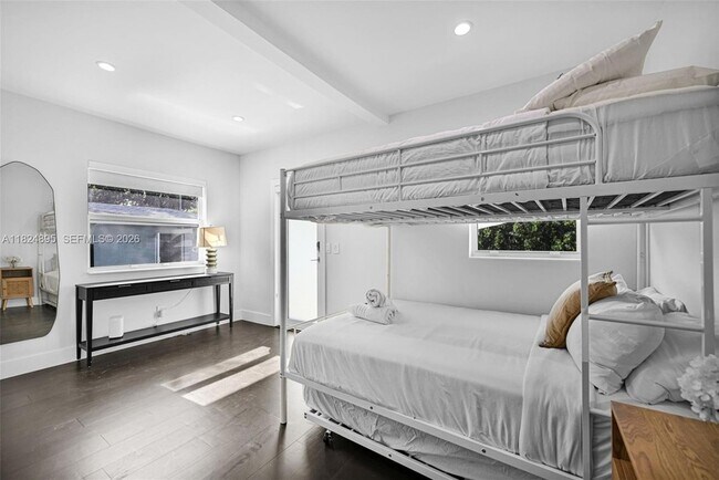 Building Photo - 150 NE 50th St