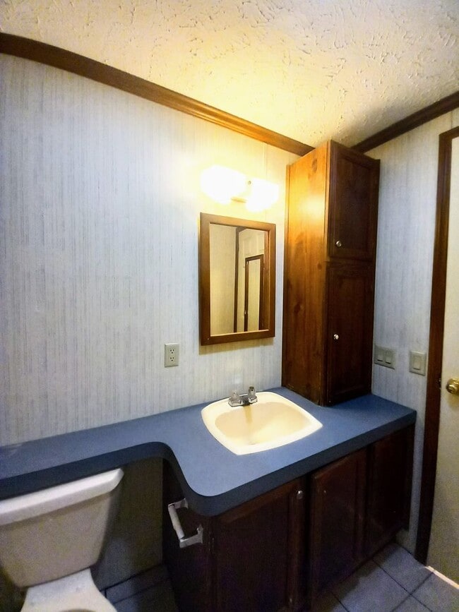 Building Photo - FOR RENT: Beautiful 3 Bed / 2 Bath Spaciou...