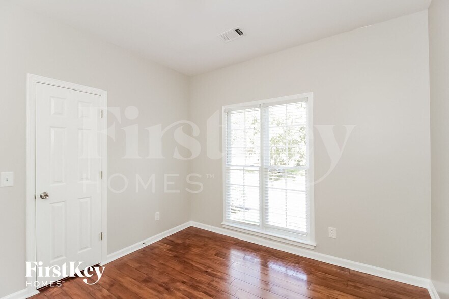 Building Photo - 224 Tennis Ct Ln