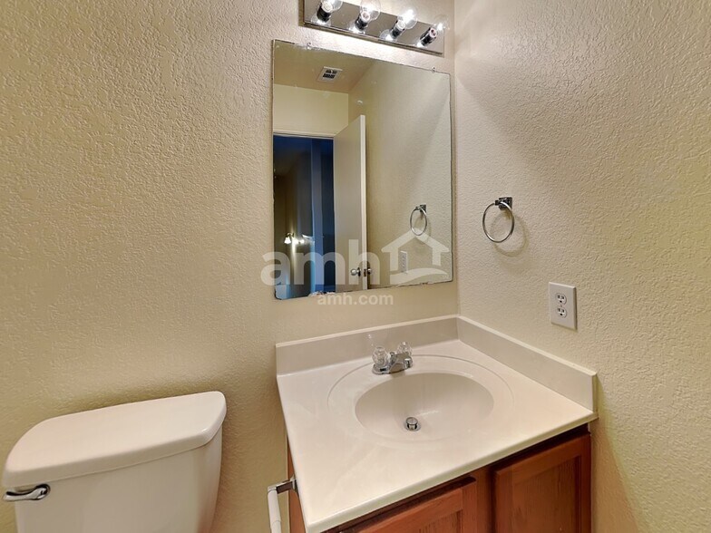 Building Photo - 9314 Silver Vis