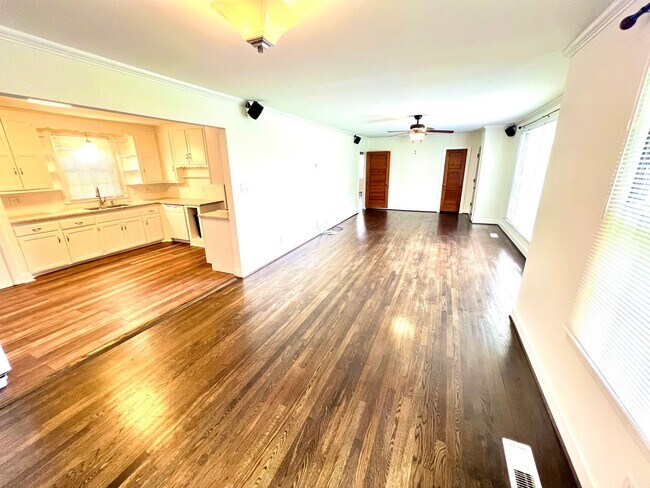 Building Photo - Available Now! $2000/MO Donelson living in...