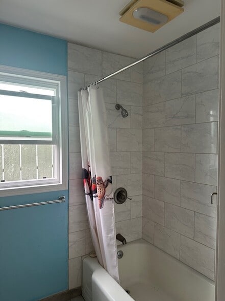 Bathroom 1 w/tub - 1606 Elm St