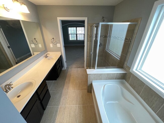 Building Photo - Large Home East Jefferson For Rent