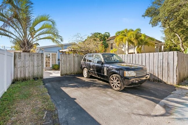 Building Photo - 415 SW 16th St